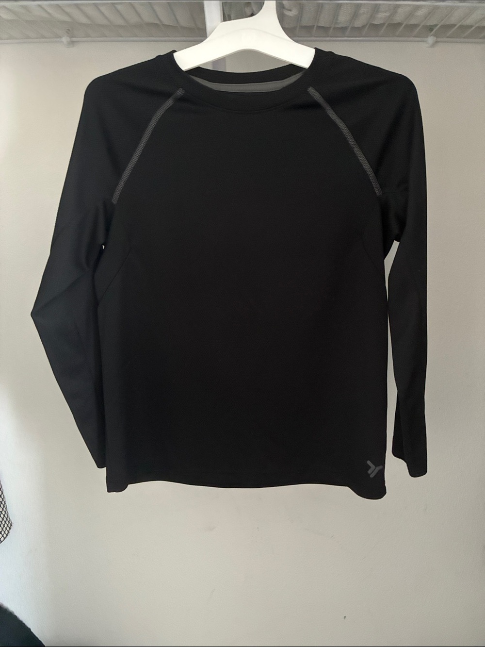 Old Navy Black Long Sleeve Kids Athletic Tee